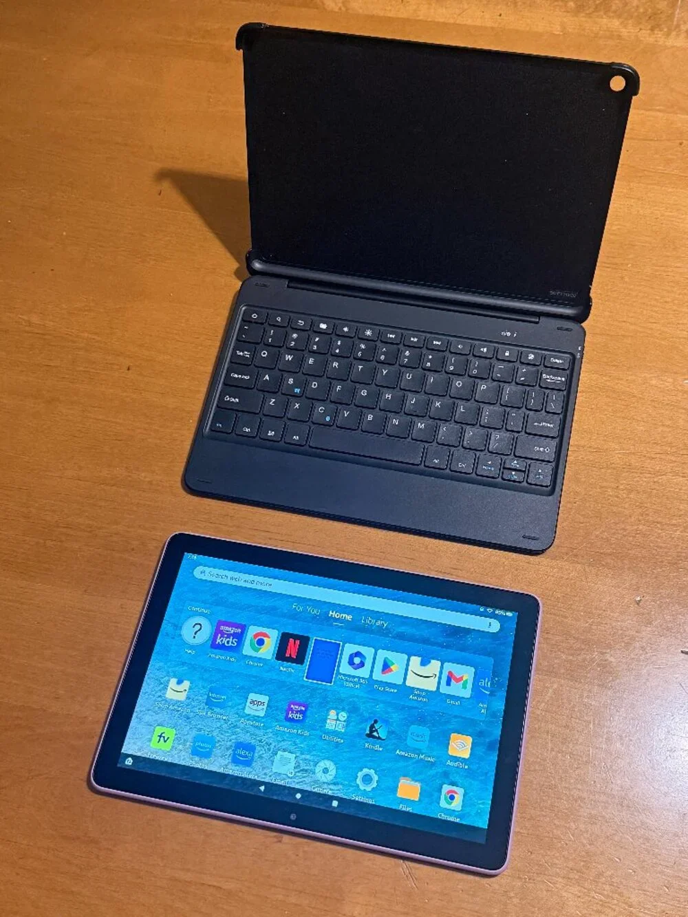 Amazon Fire HD 10 11th Gen 32GB Pink Tablet + Keyboard Case